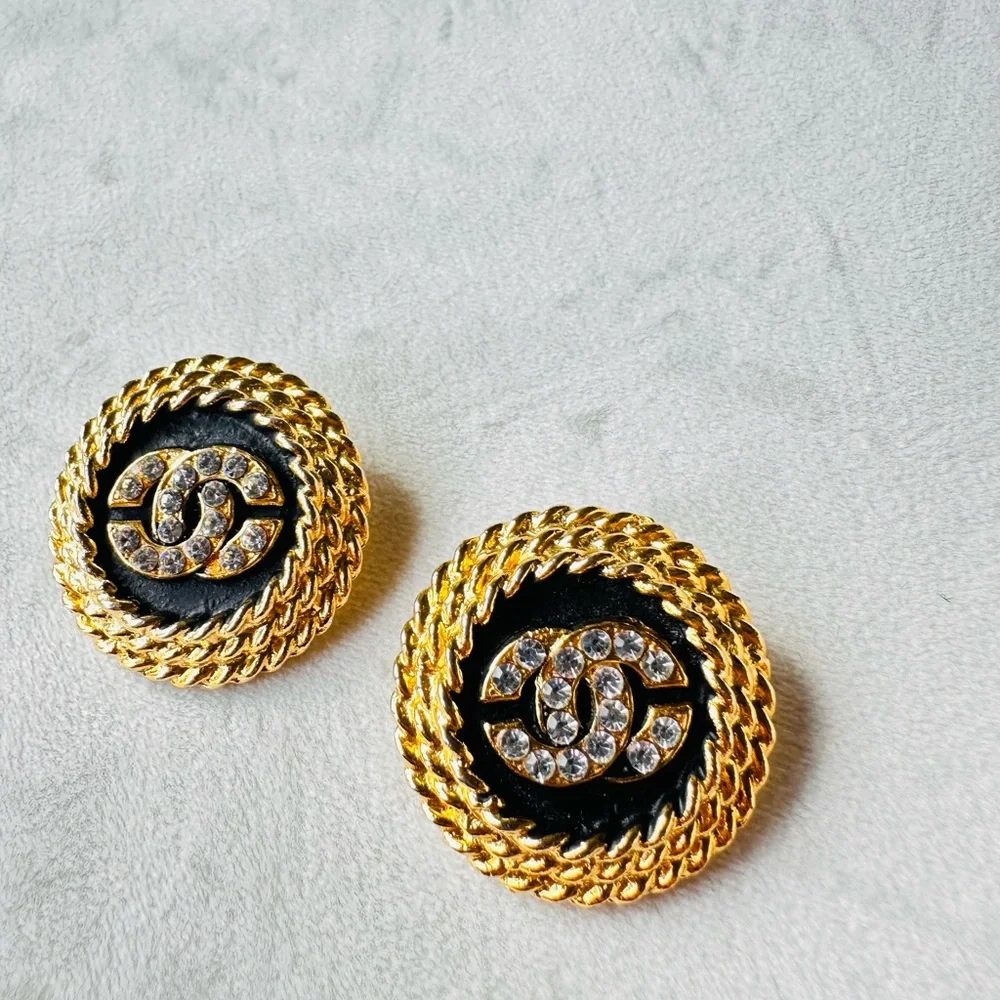 Like New ✨CHANEL vintage gold plated earrings ,crystal CC.